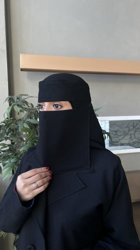 نقاب وسط مشبك