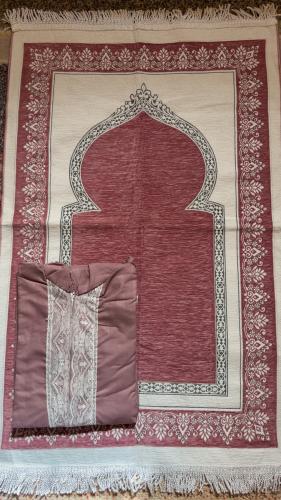 طقم شرشف صلاة مع سجادة