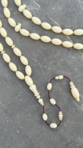 مسباح من عصي لؤلؤية بإنعكاس احمر