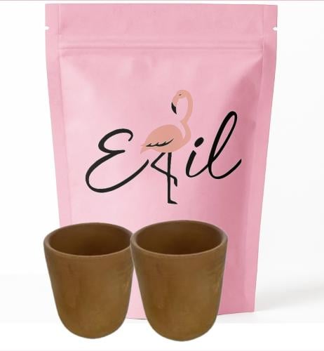 كوبين من الفخار المحشي صوص واصابع الطباشير