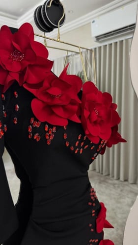 فستان سهره اسود ورد احمر