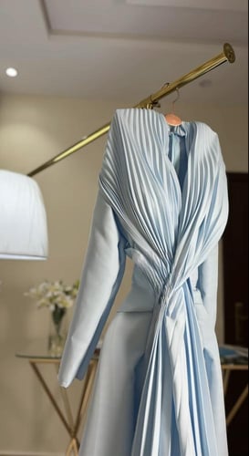 فستان سهره فخم. سماوي