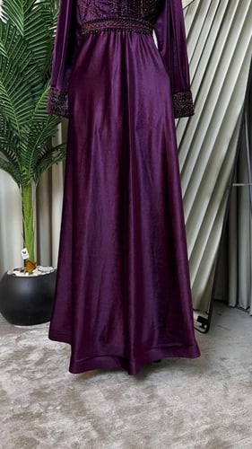 فستان سهره بنفسجي. فخم