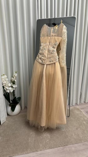 فستان سهره فخم. ذهبي