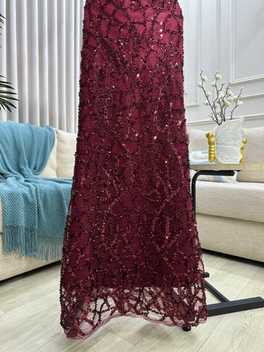 فستان سهره عنابي. فخم