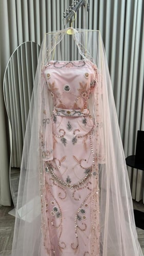 فستان ملكه وردي فخم