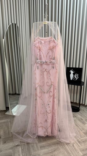 فستان ملكه وردي فخم