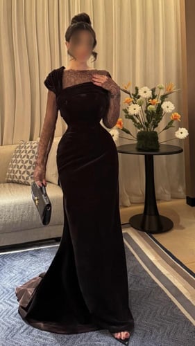 فستان سهره مخمل ودانتيل.