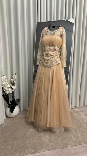 فستان سهره فخم. ذهبي