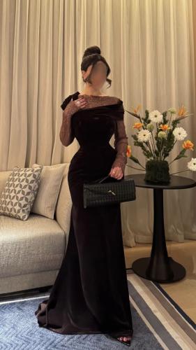 فستان سهره مخمل ودانتيل.