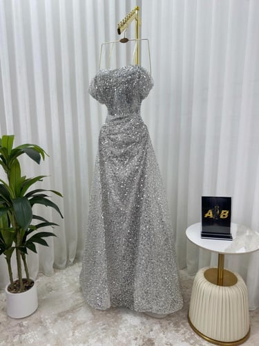 فستان سهره فخم. فضي