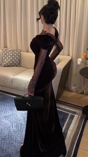 فستان سهره مخمل ودانتيل.