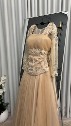 فستان سهره فخم. ذهبي