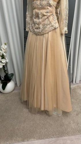 فستان سهره فخم. ذهبي