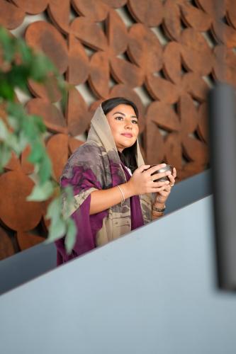 عباية نصف مشلح حرير مغسول هندي مع وشح حرير طبيعي