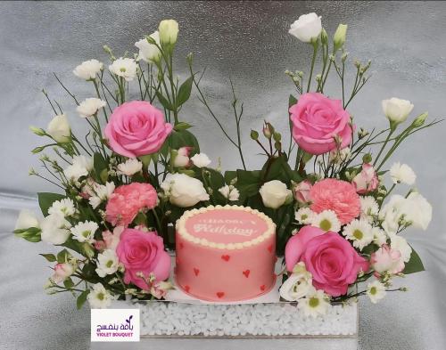 احتفال مميز : باقة ورد مع كيكة في إطار أكريليك