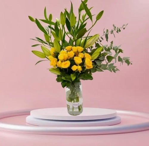 تحية طيبة /باقة من الزنابق والوردالصفراء