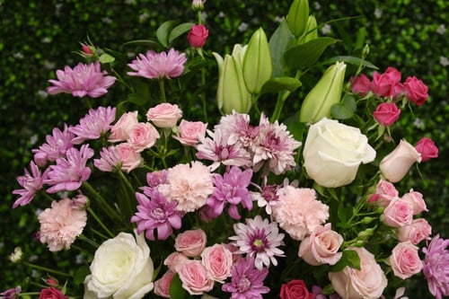 مزهرية فاخره بالورود البيضاء والوردية