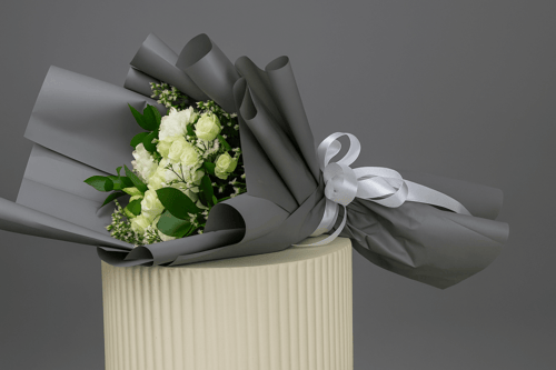 باقة ضوء القمر – ورد أبيض ناعم وبراعم ورد هدية راق...