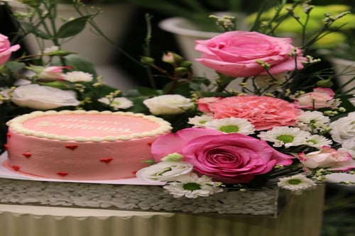 احتفال مميز : باقة ورد مع كيكة في إطار أكريليك