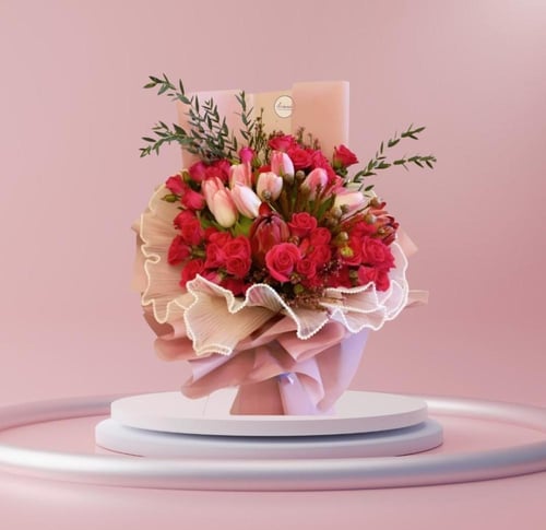 فخامة حمراء: باقة ورد وتوليب مع حلاوة كيكة أني ودا...