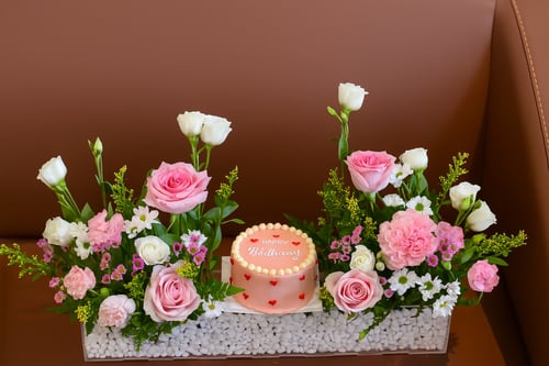 احتفال مميز : باقة ورد مع كيكة في إطار أكريليك