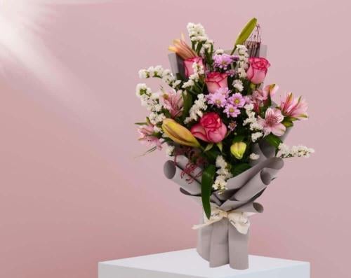 ألوان متألقة – باقة ورد فخمة وردية وزنابق كازابلان...