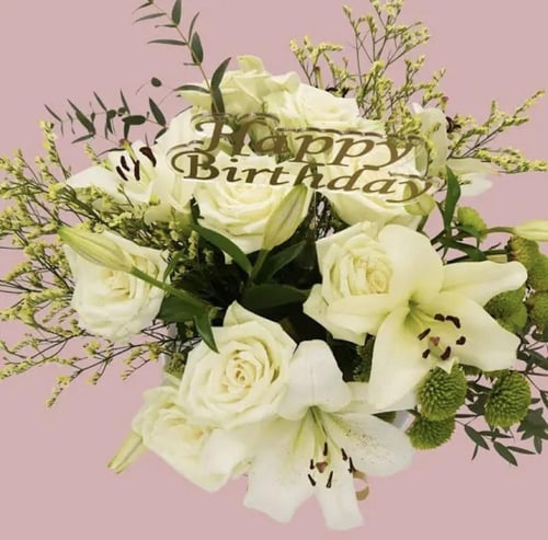 ورود صفراء وزنابق الدار البيضاء مع كيكة اني داني ك...