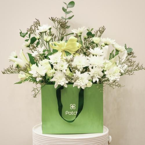 أناقة بيضاء : الورد الأبيض مع شوكلاتة باتشي