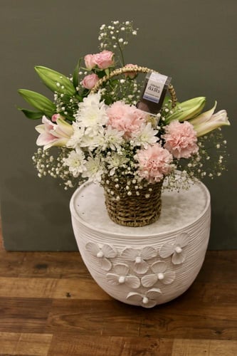 سلة ألوان الربيع مع شوكولاتة فاخرة