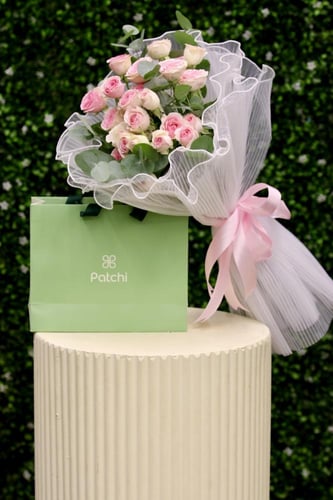 رقة وجمال باقة بيبي روز وردية مع شوكلاتة فيريرو او...