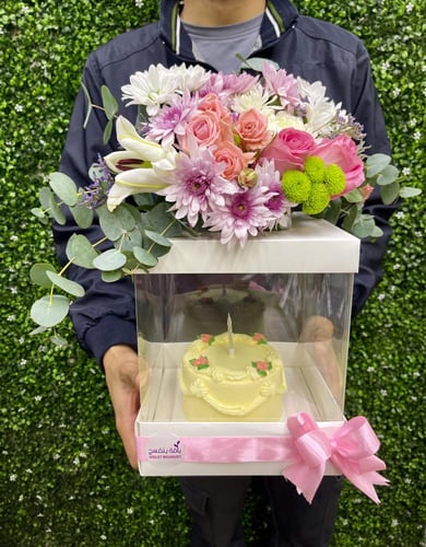 صندوق السحر / بوكس شفاف داخله كيك مع زهور الجوري م...