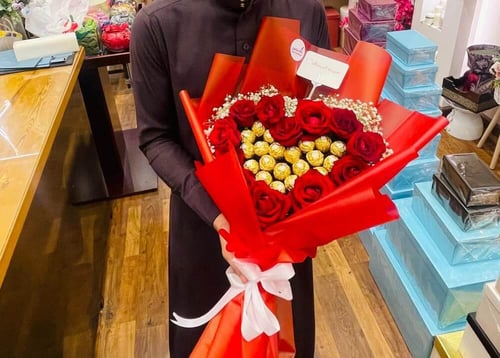 قلب أحمر مع مفاجأة ذهبية – باقة ورد أحمر فاخرة مع...