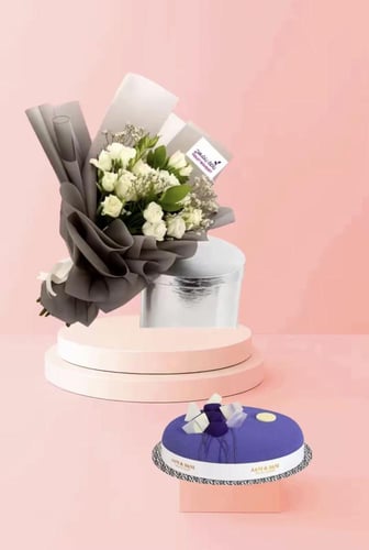 باقة ضوء القمر مزيج من الوان الورد الأبيض وبراعم ا...