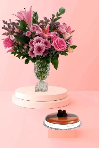 البهجة في مزهرية مع كيكة اني داني الصغيرة