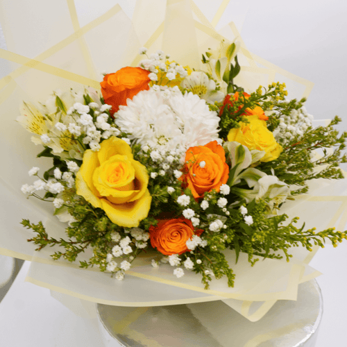 سيمفونية مضاءة بالشمس – باقة ورد ملونة بأزرار خضرا...