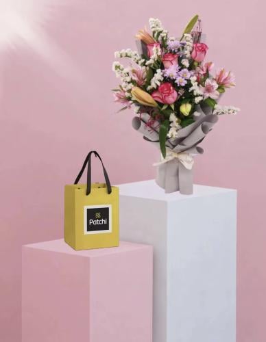 مزيج من الوان الورد الأبيض وبراعم الورد مع شوكلاته...