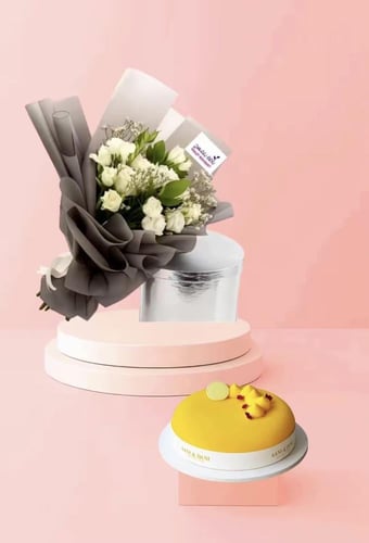 باقة ضوء القمر مزيج من الوان الورد الأبيض وبراعم ا...