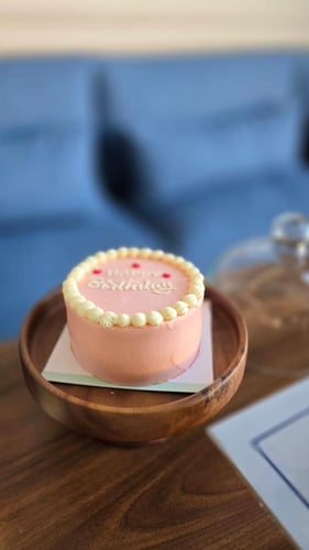 باقة / عيد ميلاد متكاملة مع ورد الجوري الاحمر