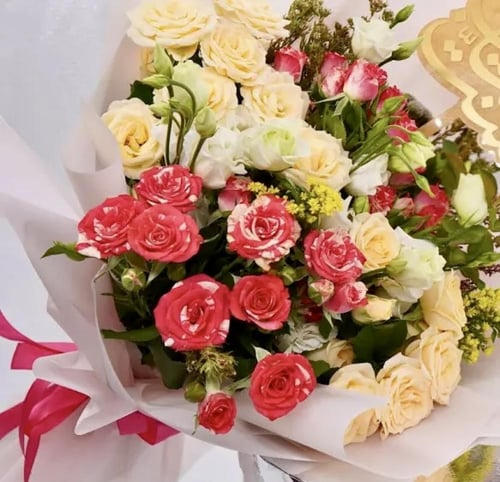 ابتسامة مشرقة باقة ورد