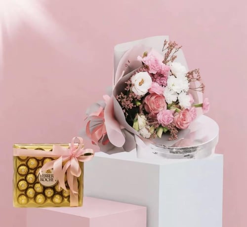 باقة الحب الأبدي ورد وردي، أقحوان أبيض, وألوان أخر...