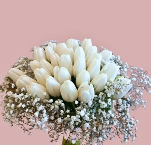 رقصة التوليب – مسكة عروس أنيقة بتوليب وجيبسوفيلا