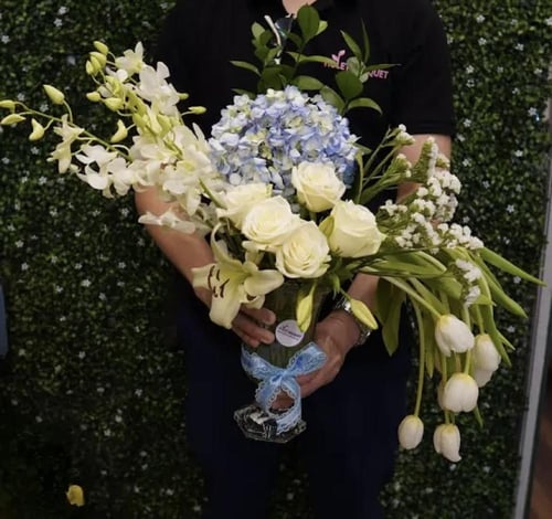 براءة تتفت ورد التوليب والاوركيد فازه ورد