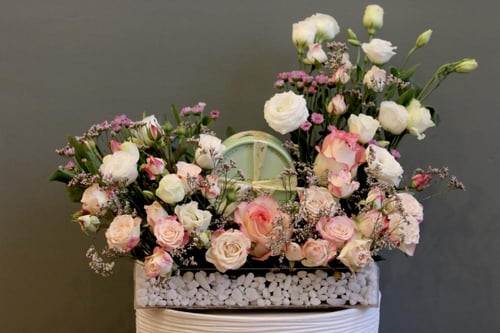 باقة ألوان الربيع مع شوكلاتة أنوش