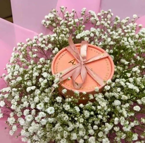 أناقة نقية – باقة جبسوفيليا بيضاء مع شوكولاتة أنوش...