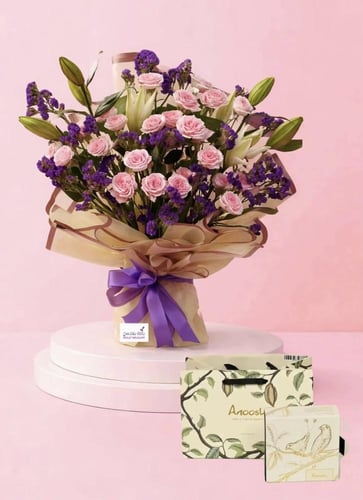 لمسة من السحر والبساط | باقة وردمع شوكلاتة فيريرو...