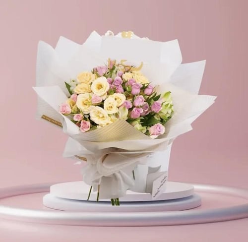 لمسة من الفرح – باقة ورد وردي وأصفر بتنسيق أنيق