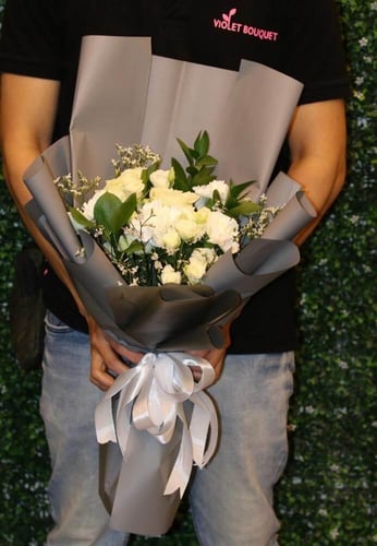 باقة ضوء القمر – ورد أبيض ناعم وبراعم ورد هدية راق...