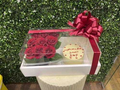 باقة المشاعر/ صندوق شفاف يحتوى على الورد الجوري ال...