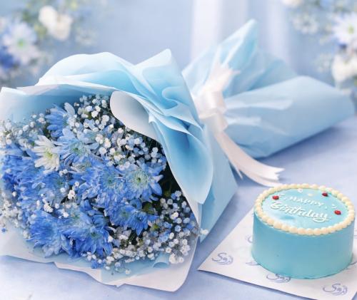 باقة الهدوء الأزرق /كريز وجبسوفيليا مع الكيك